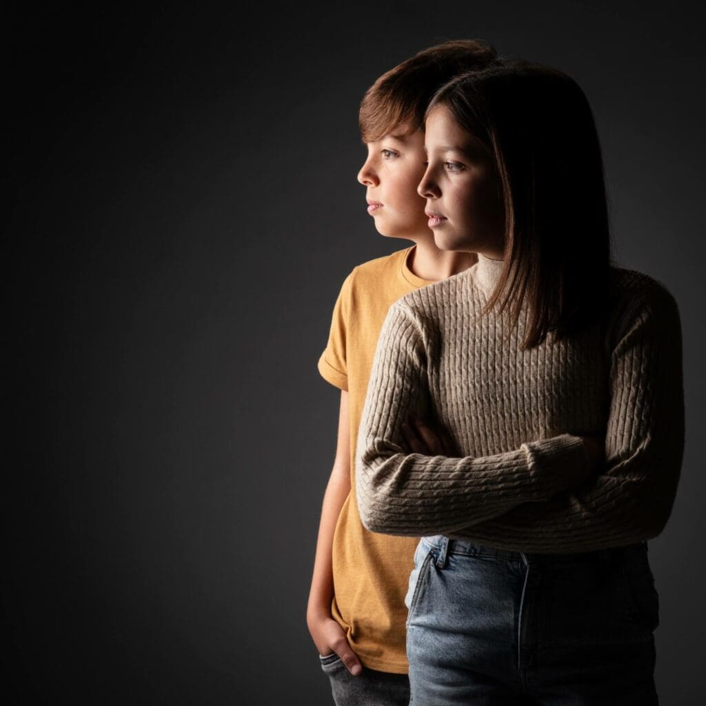 Foto van broer en zus, Familiefoto in fotostudio bij fotograaf - Familie De Wit