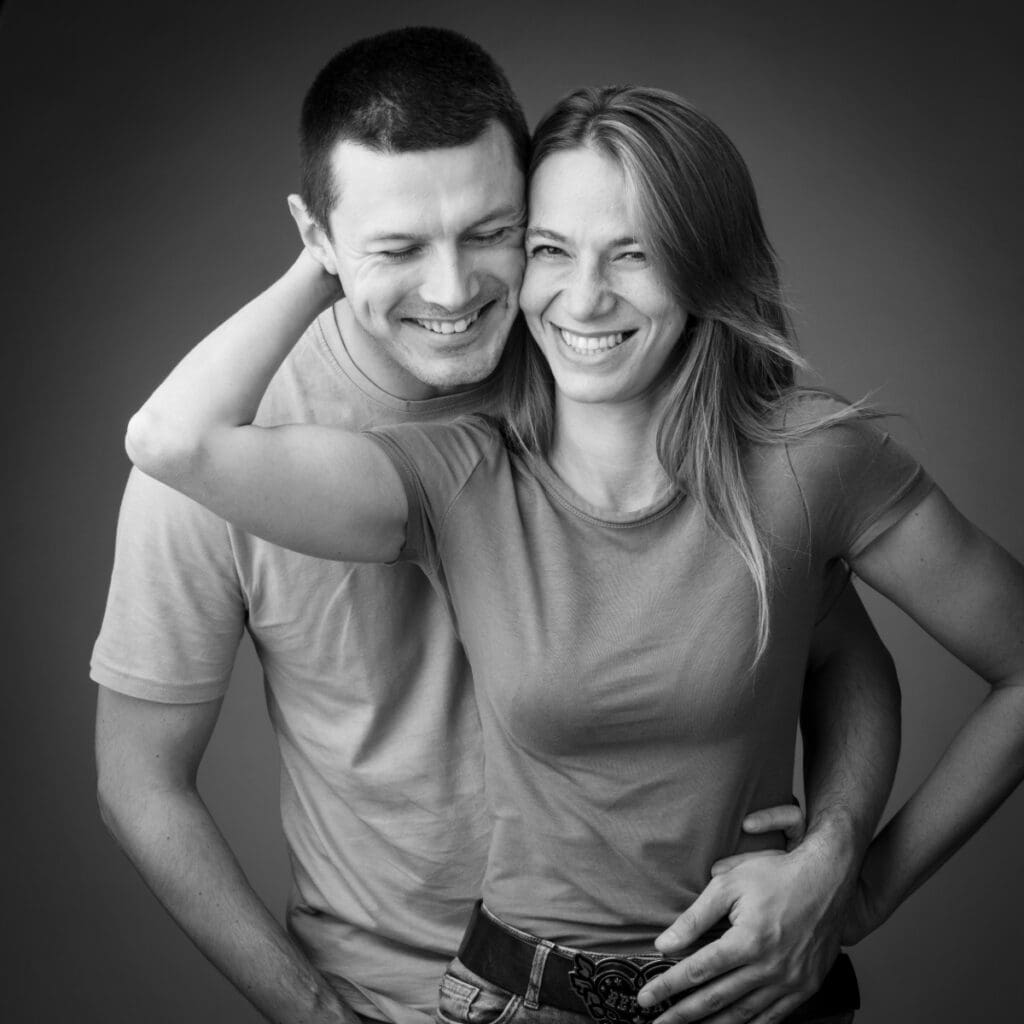 Gezins fotoshoot koppel met zoon in Fotostudio -Familie Kim Vandenbroeck - 9177 - foto©Kwinten Verspeurt