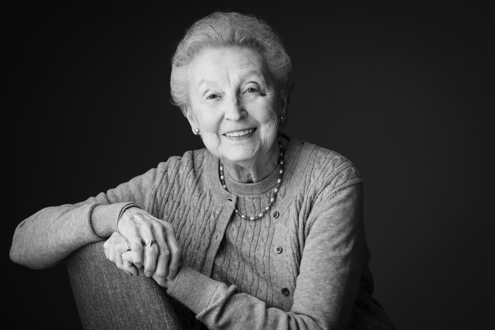 Grootmoeder - Familie fotoshoot met grootouders in Fotostudio bij fotograaf -Familie Van Laer - 9237 - foto©Kwinten Verspeurt - FOTOSTUDIO KWINTEN - portretfoto