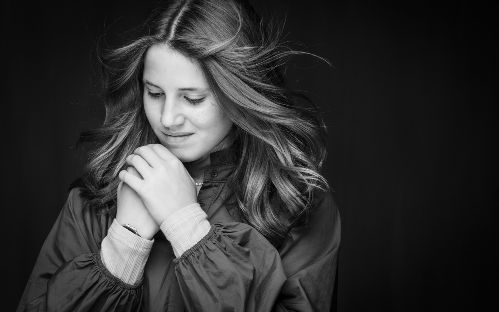 Plechtige communie wind in de haren Ann Van den Rijn - Marie - 1320 - FOTOSTUDIO KWINTEN - portretfoto