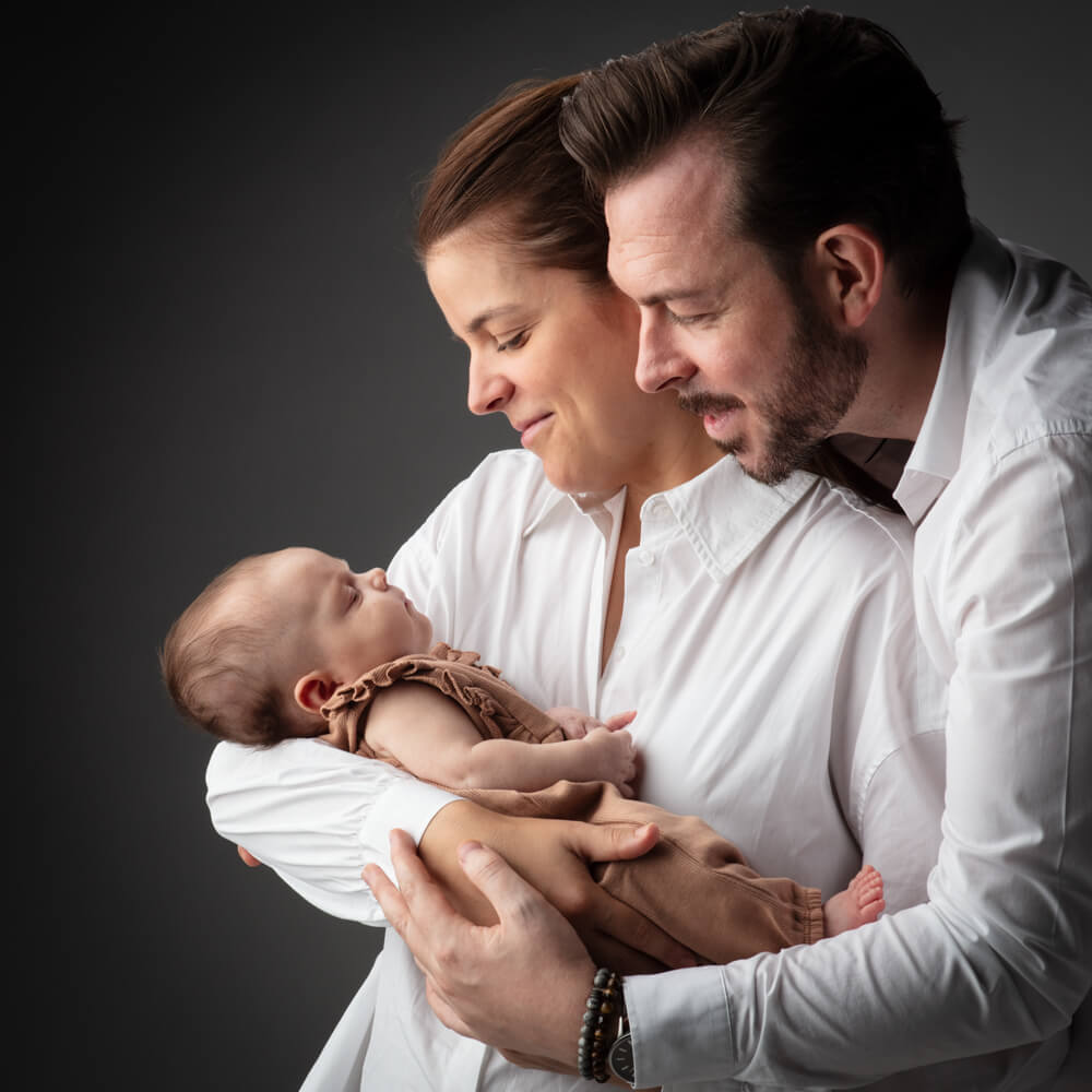 Babyfoto met ouders in fotostudio