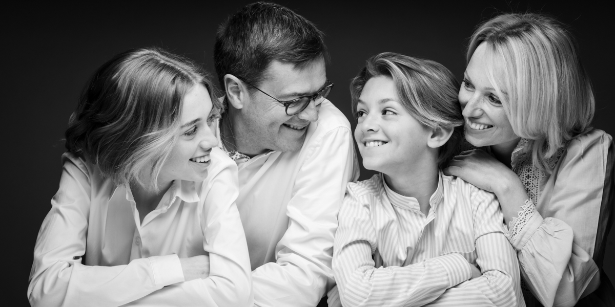 Gezinsfoto door fotograaf in fotostudio - Verkest - foto(c)Kwinten Verspeurt