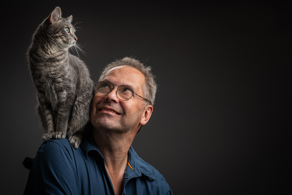 Man met kat op de schouder Vicky Verstappen - Rudi Hoeben & Michiel en Mats - Teddy-470 - FOTOSTUDIO KWINTEN - portretfoto
