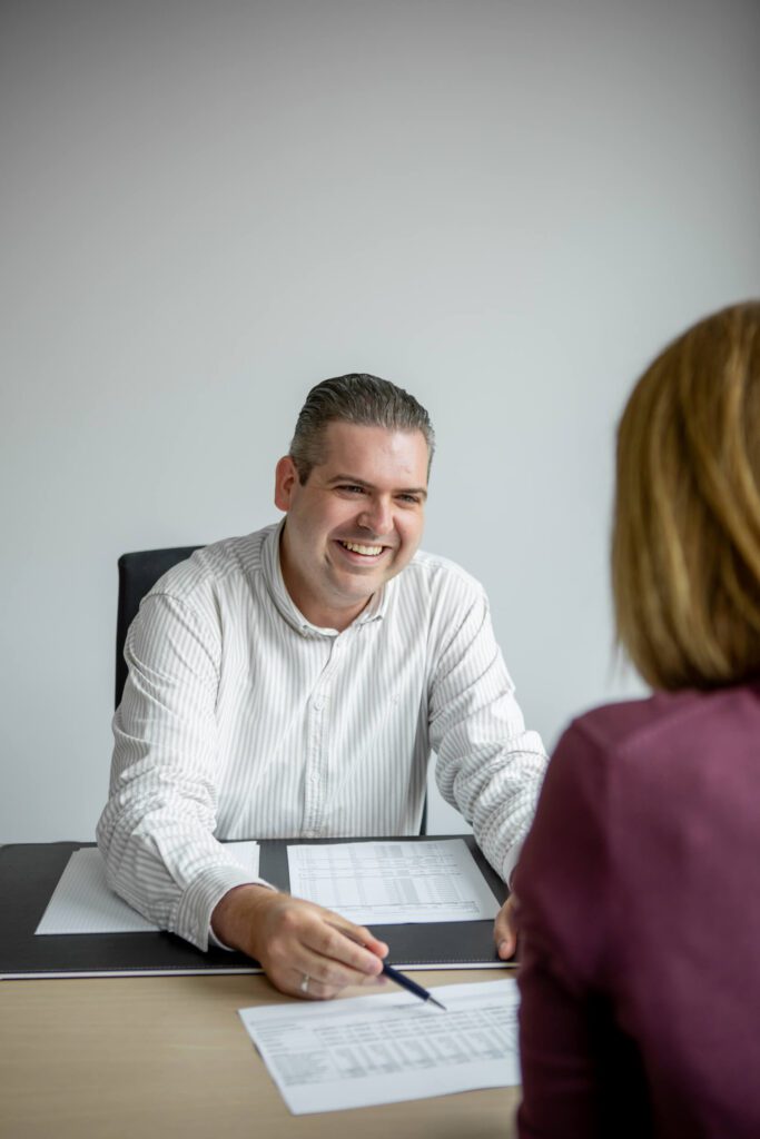Op locatie man aan tafel met vrouw Tommy De Cock-381 - foto©Kwinten Verspeurt