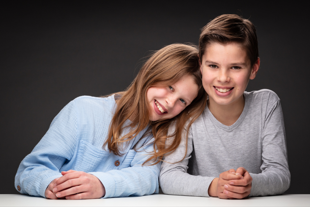 Portret broer en zus Luc Paredis - Stephanie en Thibaud - Paredis - 6943 - FOTOSTUDIO KWINTEN - portretfoto