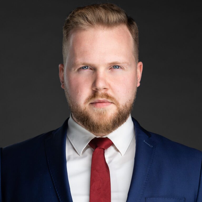 Zakelijke profielfoto van Philip De Rudder in maatpak