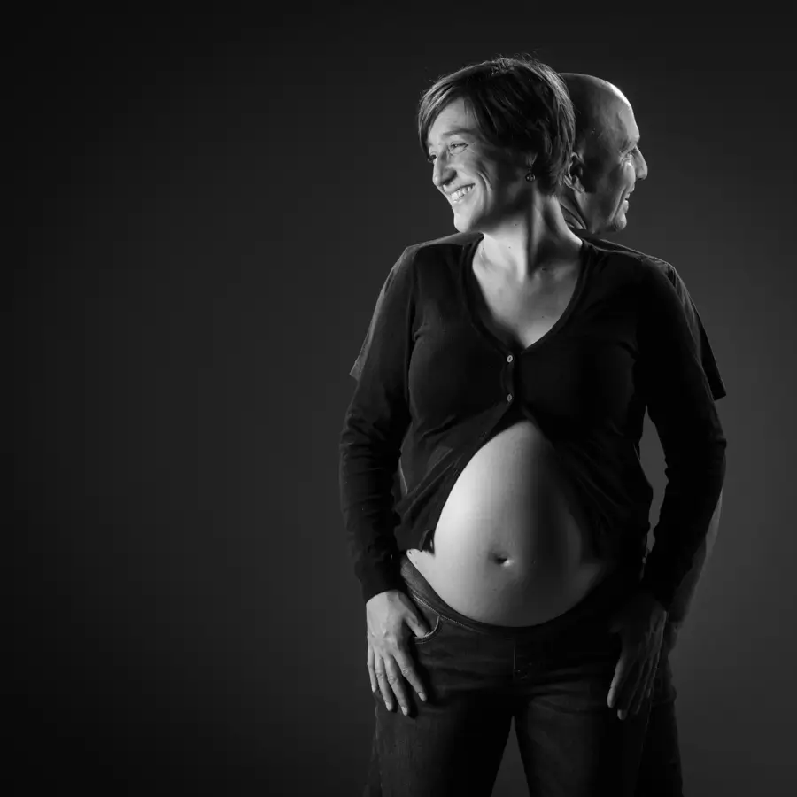 Zwangerschapsfoto in fotostudio met man
