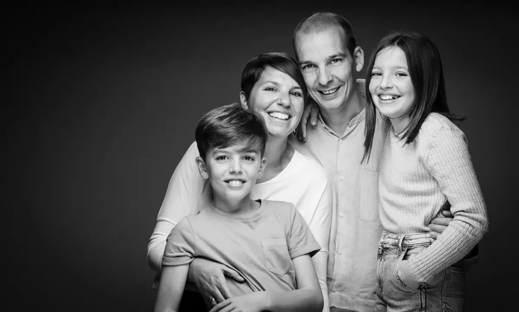 gezinsfoto door fotograaf in studio - Familie De Wit