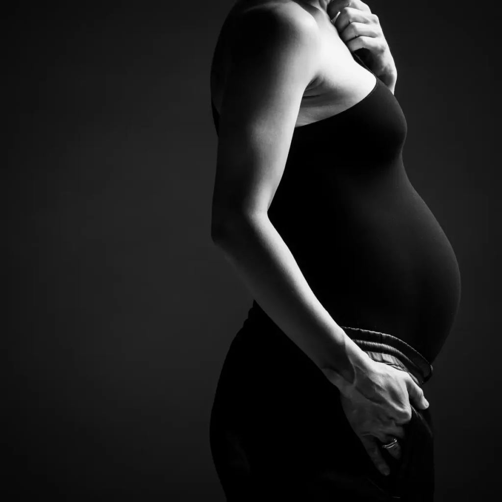 zwangerschapsfoto door fotograaf in studio - foto(c)Kwinten Verspeurt