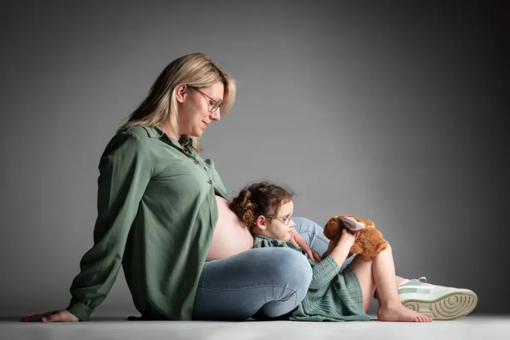 zwangerschapsfoto door fotograaf in studio - Zwangerschap Tiffany en Gino De Raedemaeker