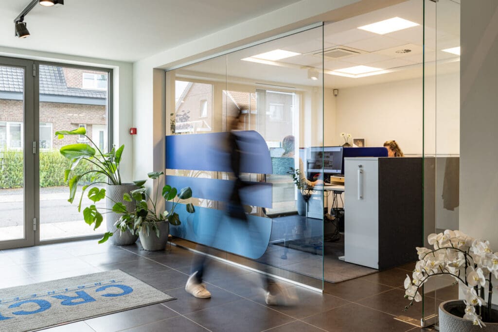 Employer branding foto - bedrijfsreportage fotograaf - CRC Engeneering - BTS - 6766 - inkomhal CRC engeneering