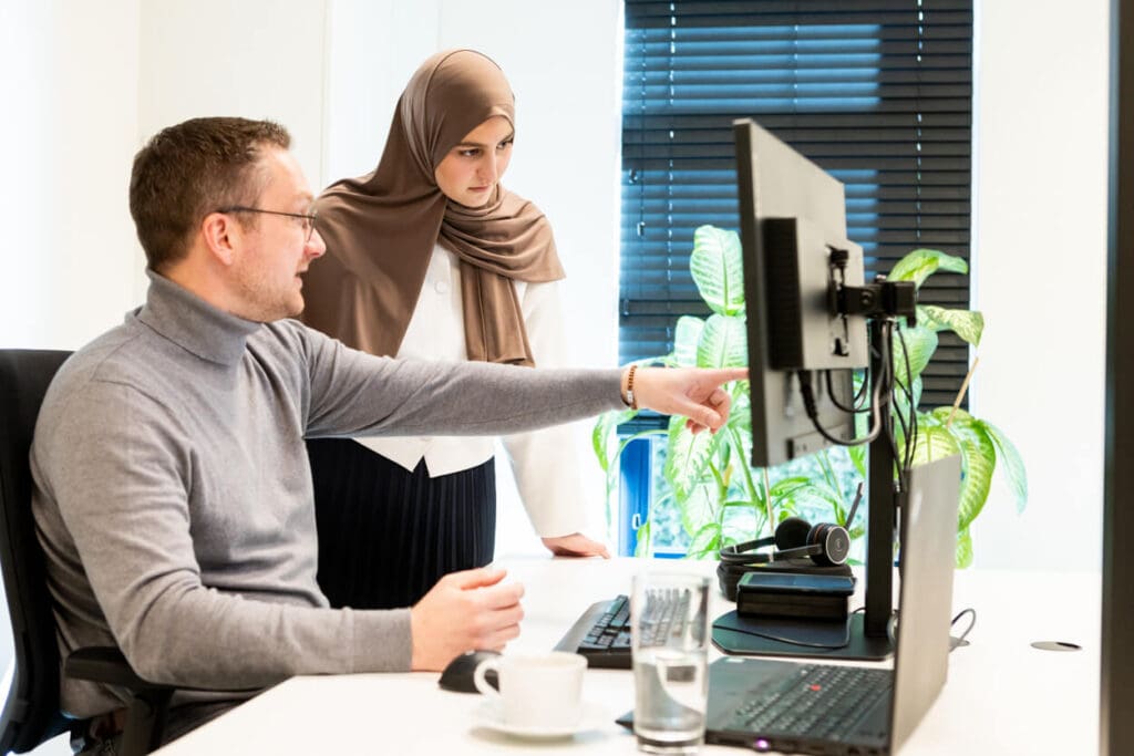 boekhouders - met hoofddoek - Employer branding foto - bedrijfsreportage fotograaf - ATM advice-571 - foto©Kwinten Verspeurt