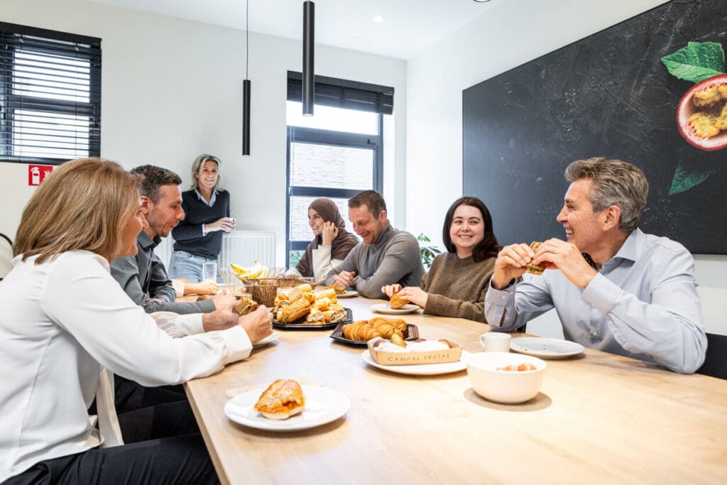 Team samen aan het lunchen in keuken - Employer branding foto - bedrijfsreportage fotograaf - ATM advice-708 - foto©Kwinten Verspeurt - foto(c)Kwinten Verspeurt