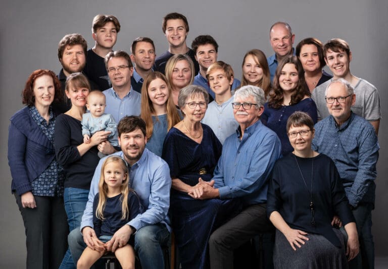 Family photo of large family with children and grandchildren and grandparents - Famiie Verspeurt - photo enlargement for wall - color