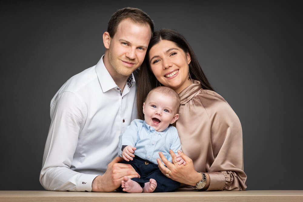 Foto koppel met baby bij fotograaf Fotostudio Kwinten - foto(c)Kwinten Verspeurt
