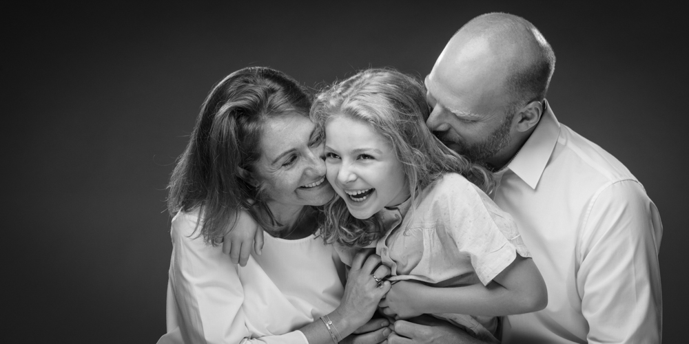 Gezinsfoto al knuffelend - Louise - Gezinsfoto knuffeld met dochter Louise - FOTOSTUDIO KWINTEN - portretfoto