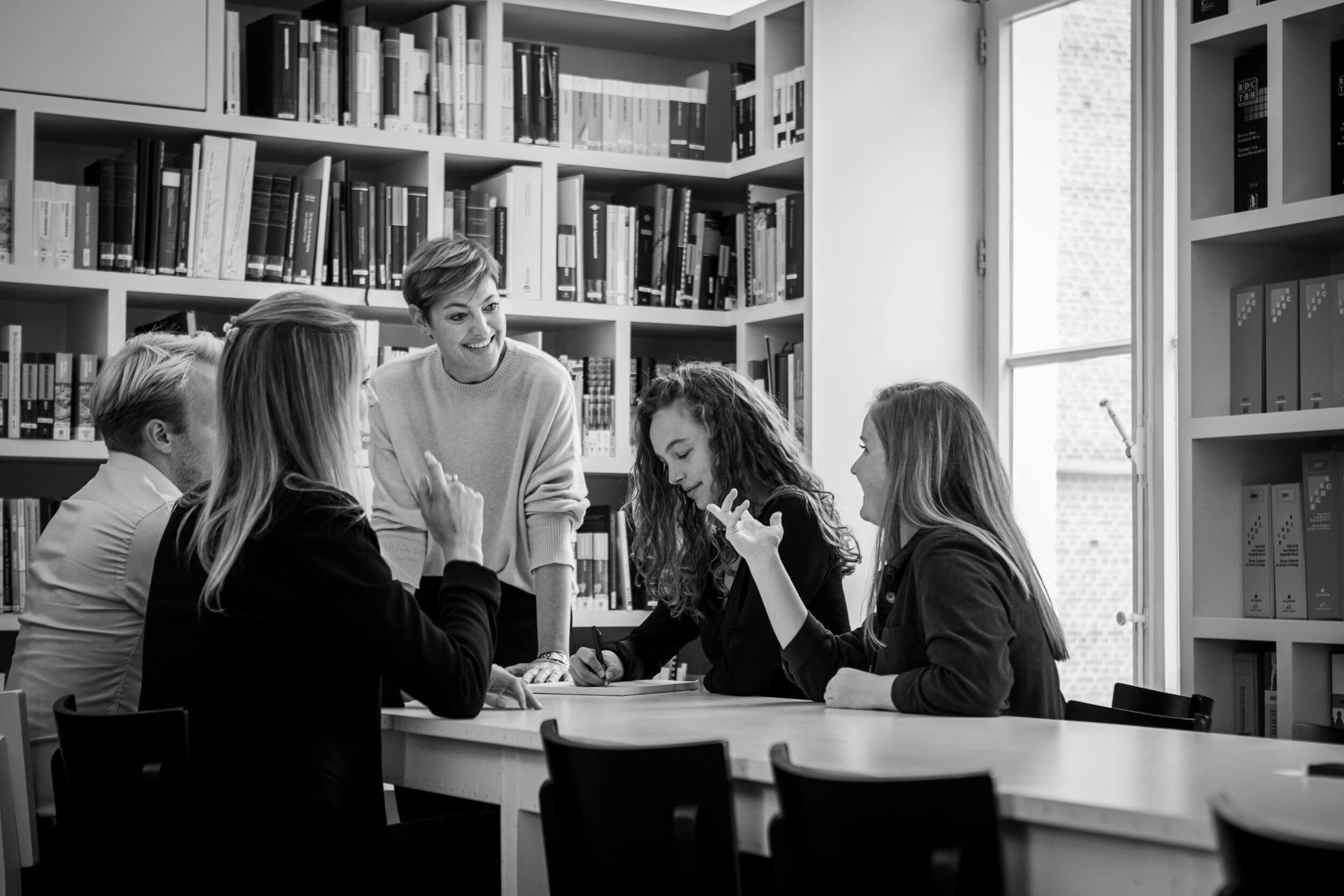 Advocaten kantoor in beeld - Mahla advocaten Mechelen - team overleg - foto©Kwinten Verspeurt