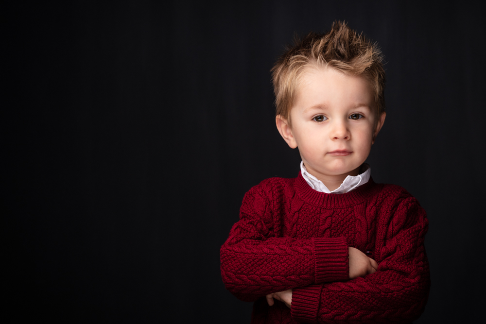 Jongetje met rode trui Martine Hiel - US kerst 2022 - Arthur-388 - FOTOSTUDIO KWINTEN - portretfoto