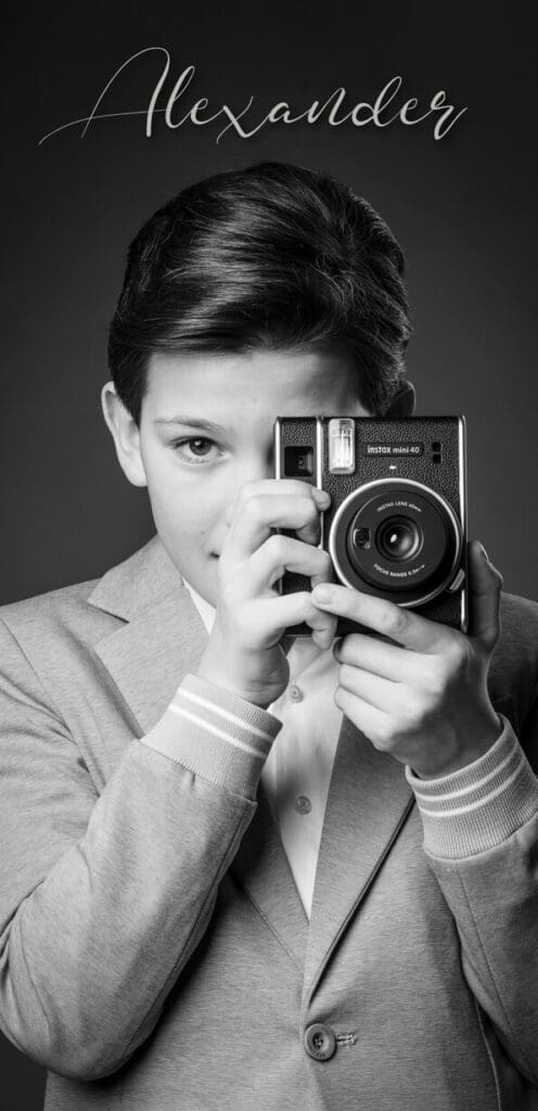 Vriendenkaartje communiefoto jongen met camera in studio - Alexander