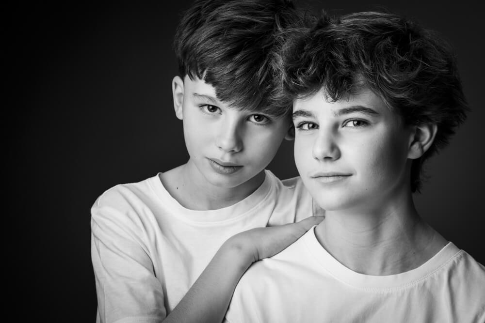 foto van kleinzonen - Familie fotoshoot met tieners in Fotostudio bij fotograaf -0Q6A7670 - Purematte - 70x105cm - foto©Kwinten Verspeurt - FOTOSTUDIO KWINTEN - portretfoto