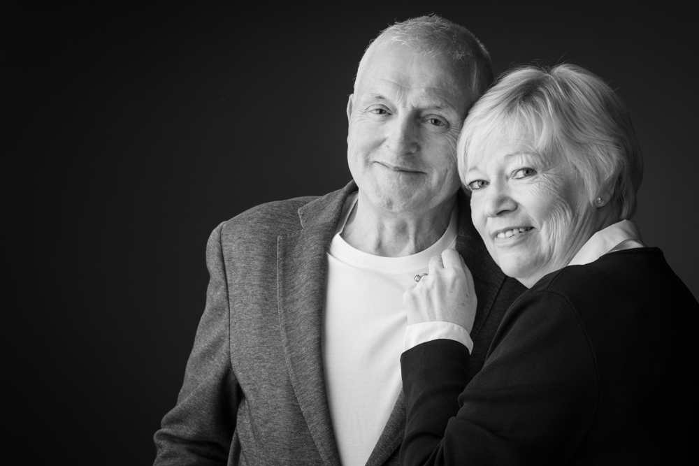 koppel man en vrouw in zwart wit Greta en Georges Verlinden - Familie Verlinden - 4105 - FOTOSTUDIO KWINTEN - portretfoto