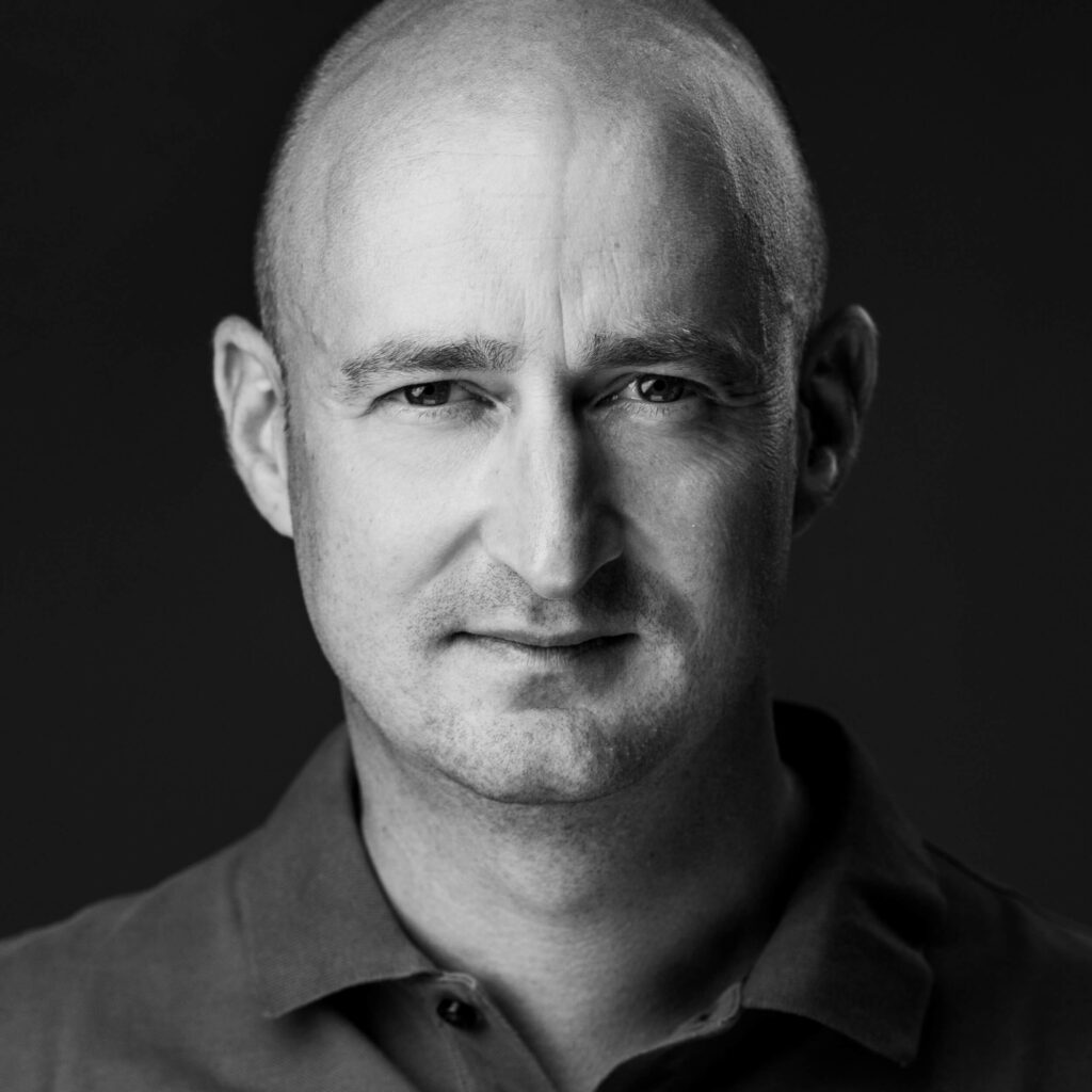 Headshot in zwart-wit van tuinarchitect Kristof Joos