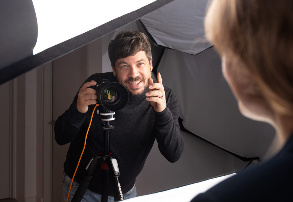 Kwinten coacht een klant tijdens een headshotsessie in Fotostudio Kwinten