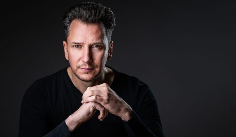 Liggend portret van Andy Coomans met ruimte voor tekst, voor banners en presentaties
