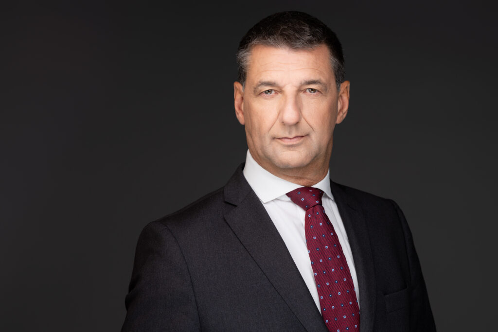 Zakelijk portret van Peter Walleghem in donker kostuum met das