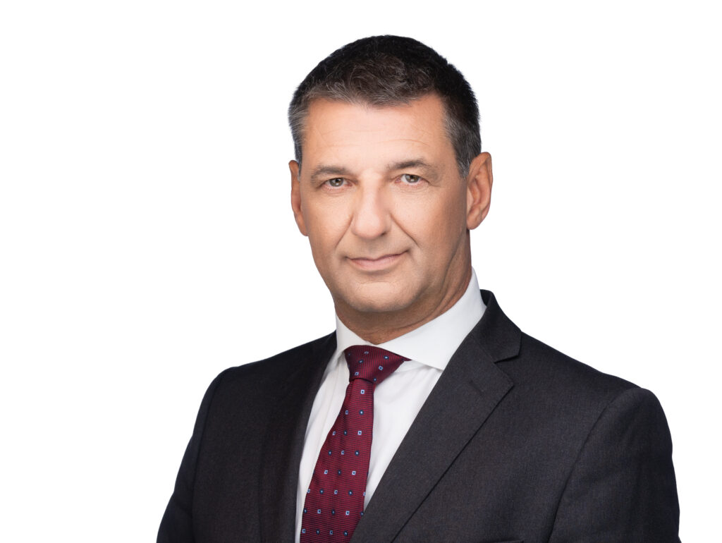 Headshot van Peter Walleghem in kostuum met das tegen een witte achtergrond