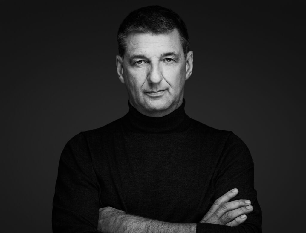 Zwart-witportret van Peter Walleghem in rolkraag met gekruiste armen